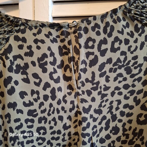 Leopard Print Womens 2X  Blouse With Smocked Shoulders & Elastic Cuffs Lightweig - Picture 6 of 7
